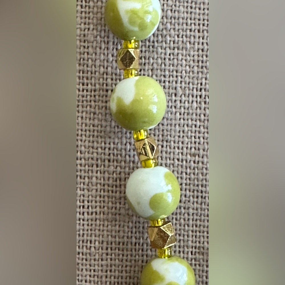 22-1/2 inch Elegant Green Beaded Necklace with Gold Accents - Picture 6 of 14